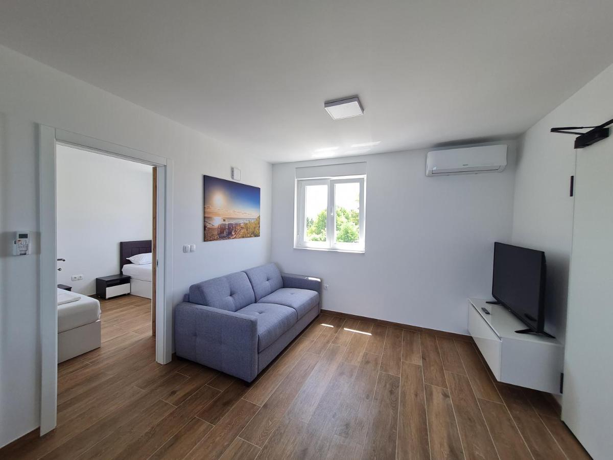 נין Apartmani Adria מראה חיצוני תמונה