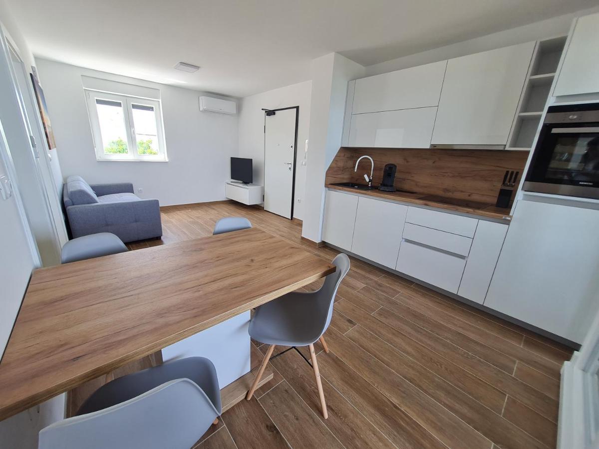 נין Apartmani Adria מראה חיצוני תמונה