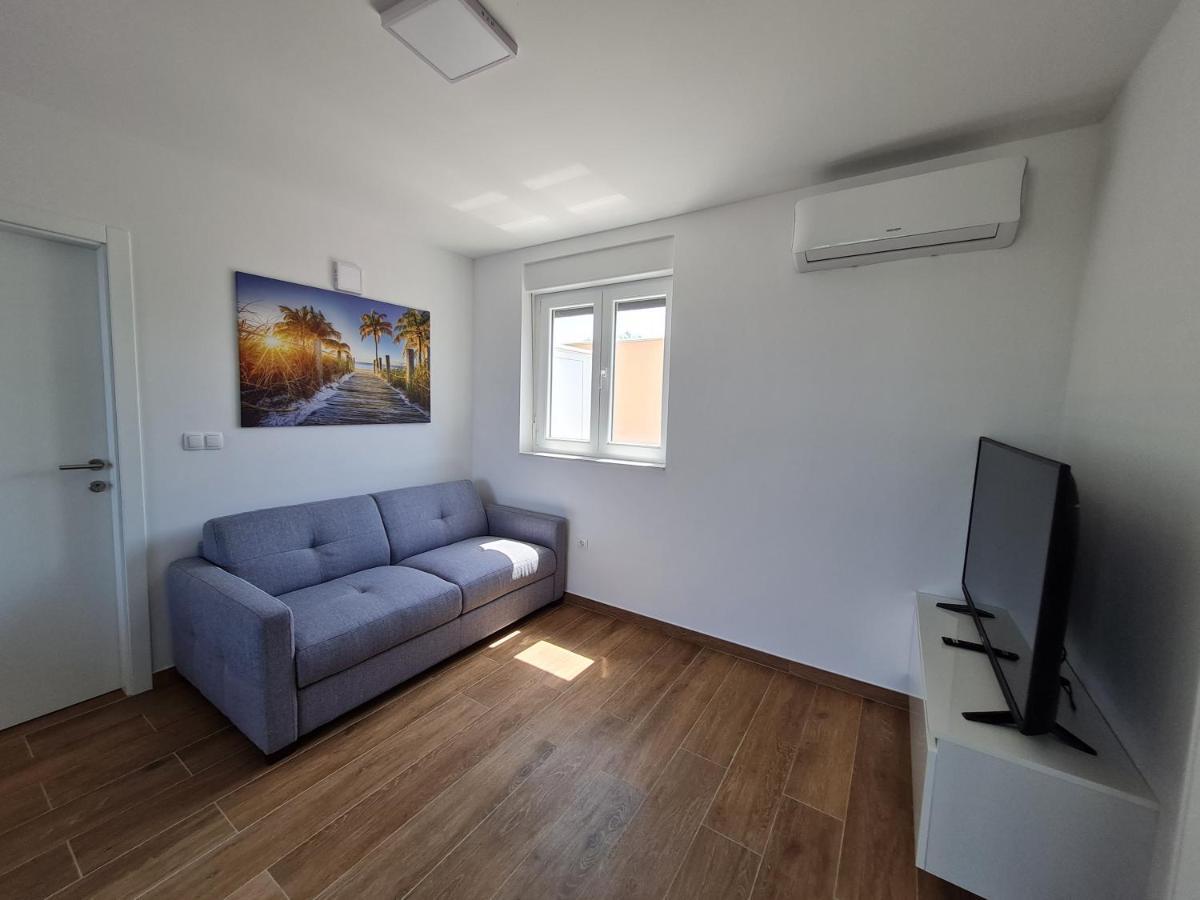 נין Apartmani Adria מראה חיצוני תמונה